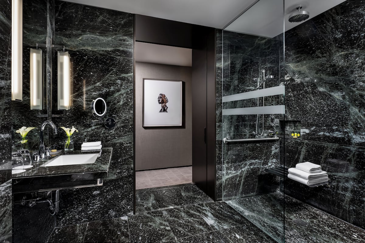 Chambre Deluxe, 1 trÚs grand lit, accessible aux personnes à mobilité réduite | Salle de bain | Baignoire et douche séparées, baignoire relaxante profonde