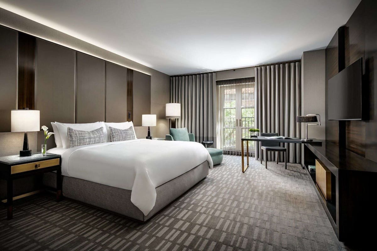 Ropa de cama de alta calidad, colchones con pillow-top y minibar