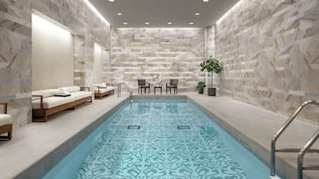 Piscine couverte, chaises longues