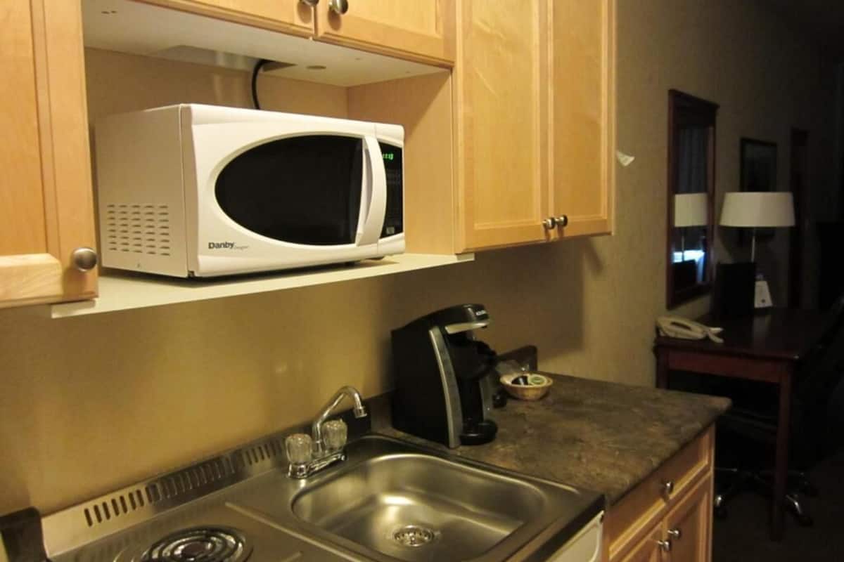 executive suite | private kitchenette | fridge, microwave, coffee/tea maker