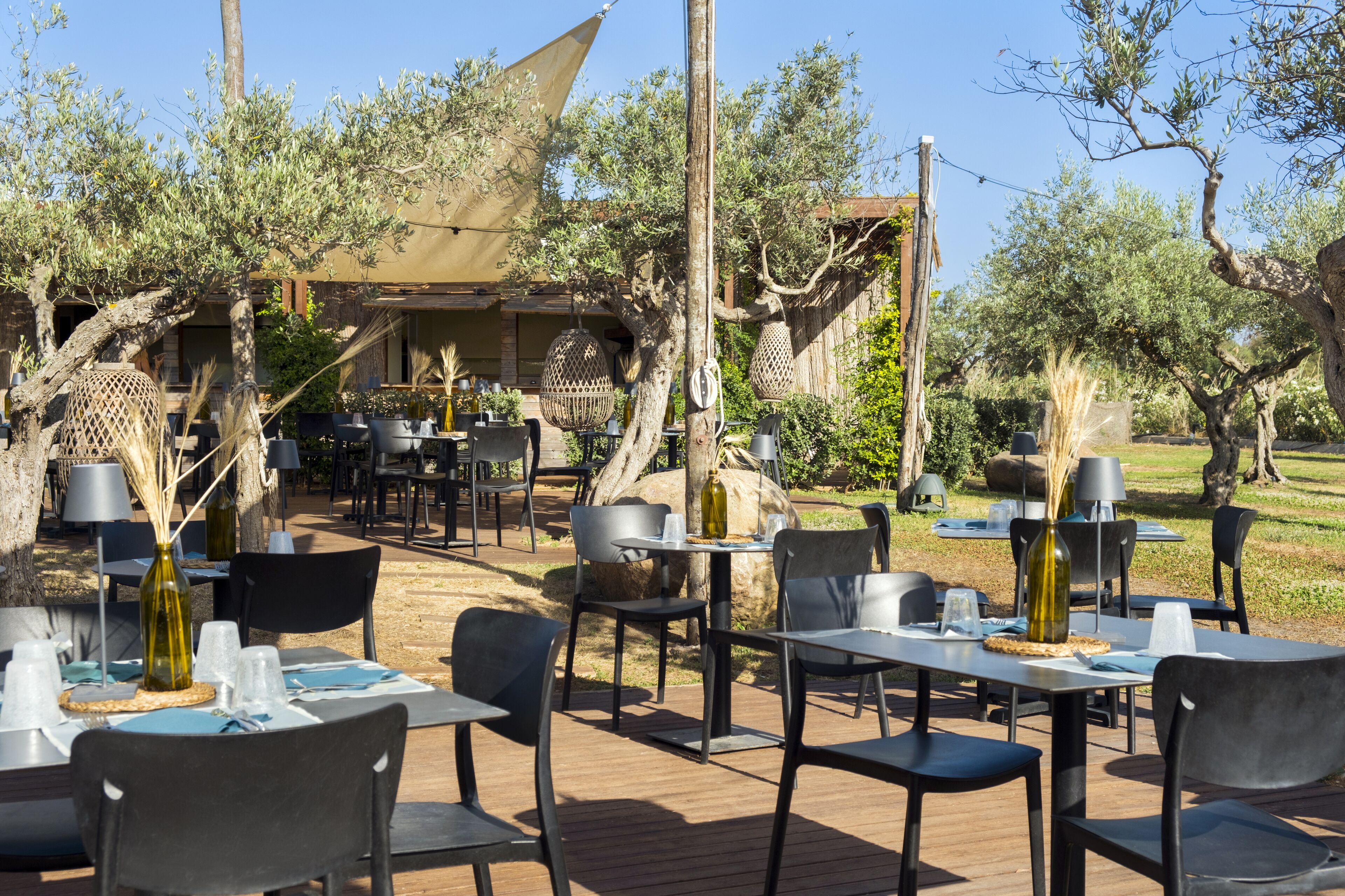 2 restaurants, breakfast, lunch, dinner served; pizza