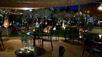 2 Bars/Lounges