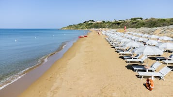 En privat strand, hvidt sand