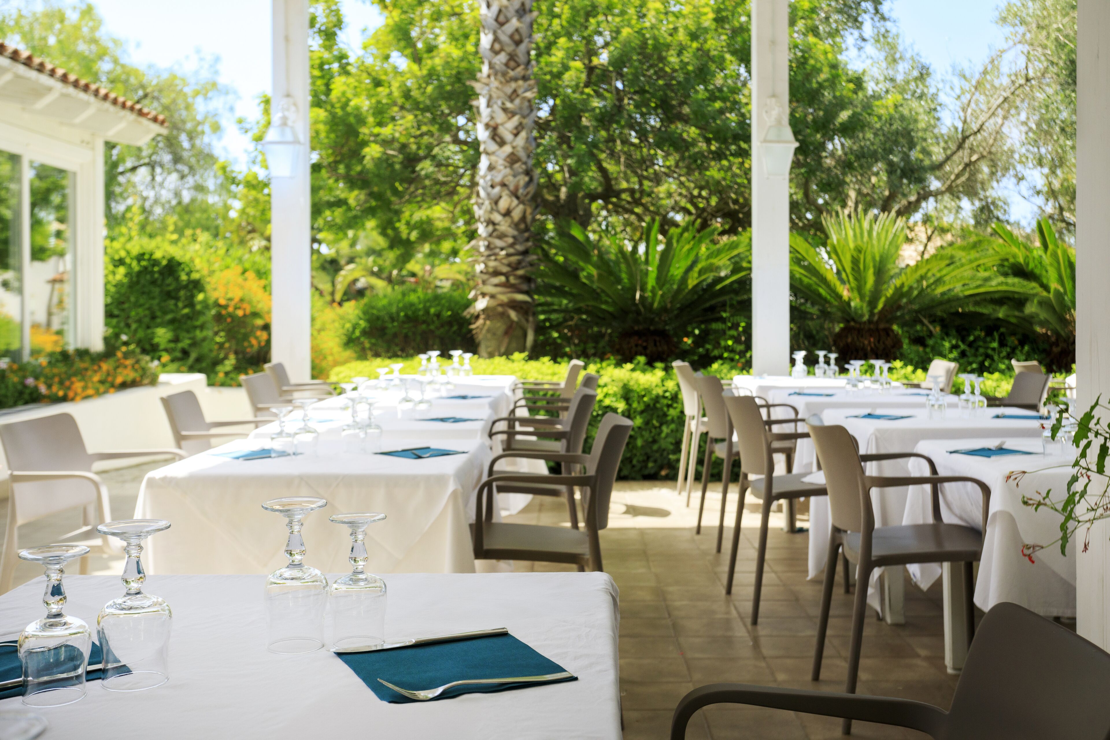 2 restaurants, breakfast, lunch, dinner served; pizza