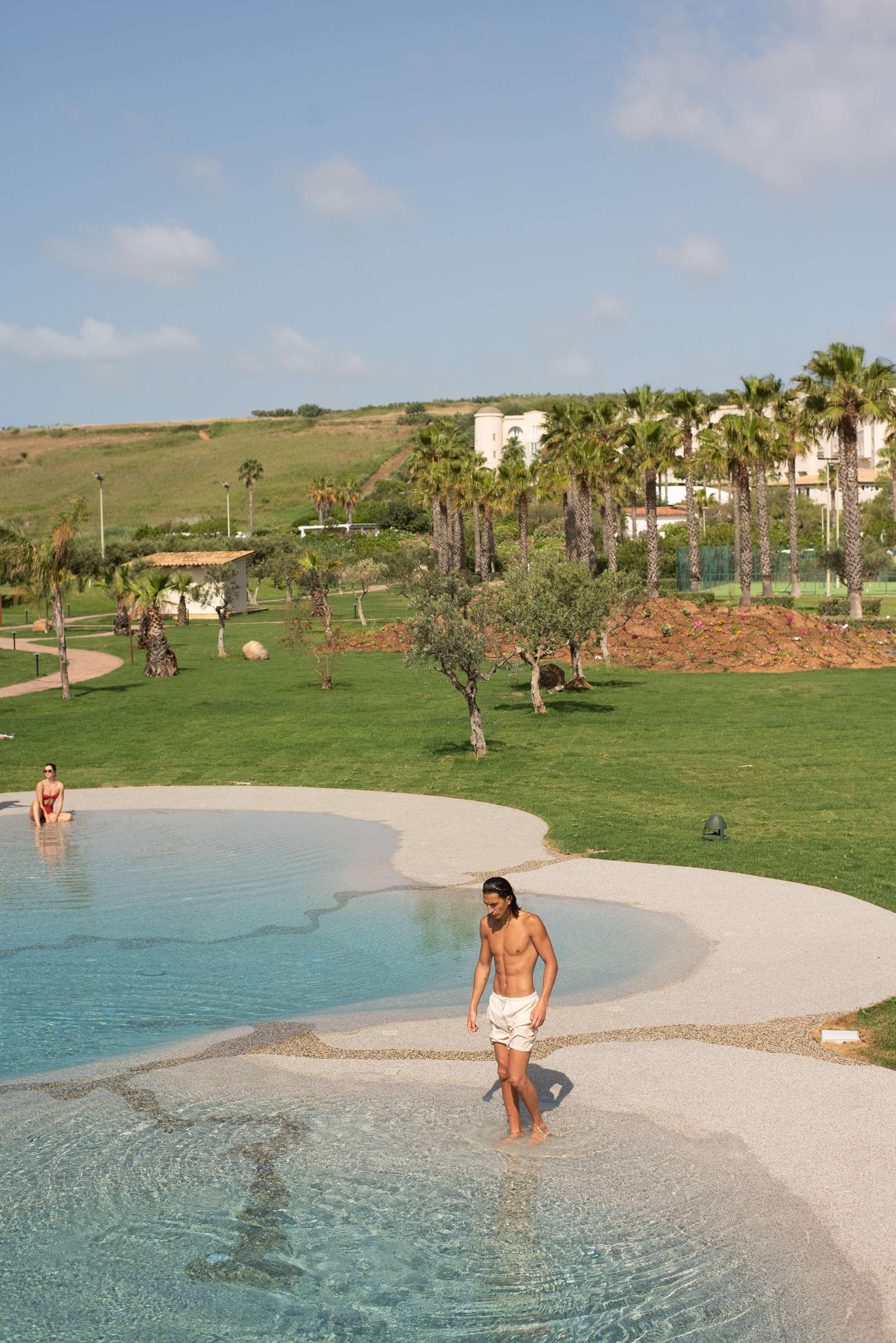 시즌별로 운영되는 야외 수영장, 수영장 파라솔, 일광욕 의자