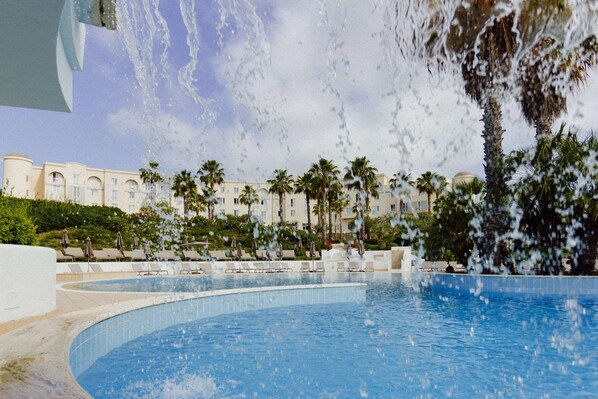 Seasonal outdoor pool, pool umbrellas, sun loungers