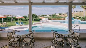Piscine extérieure (ouverte en saison), parasols de plage