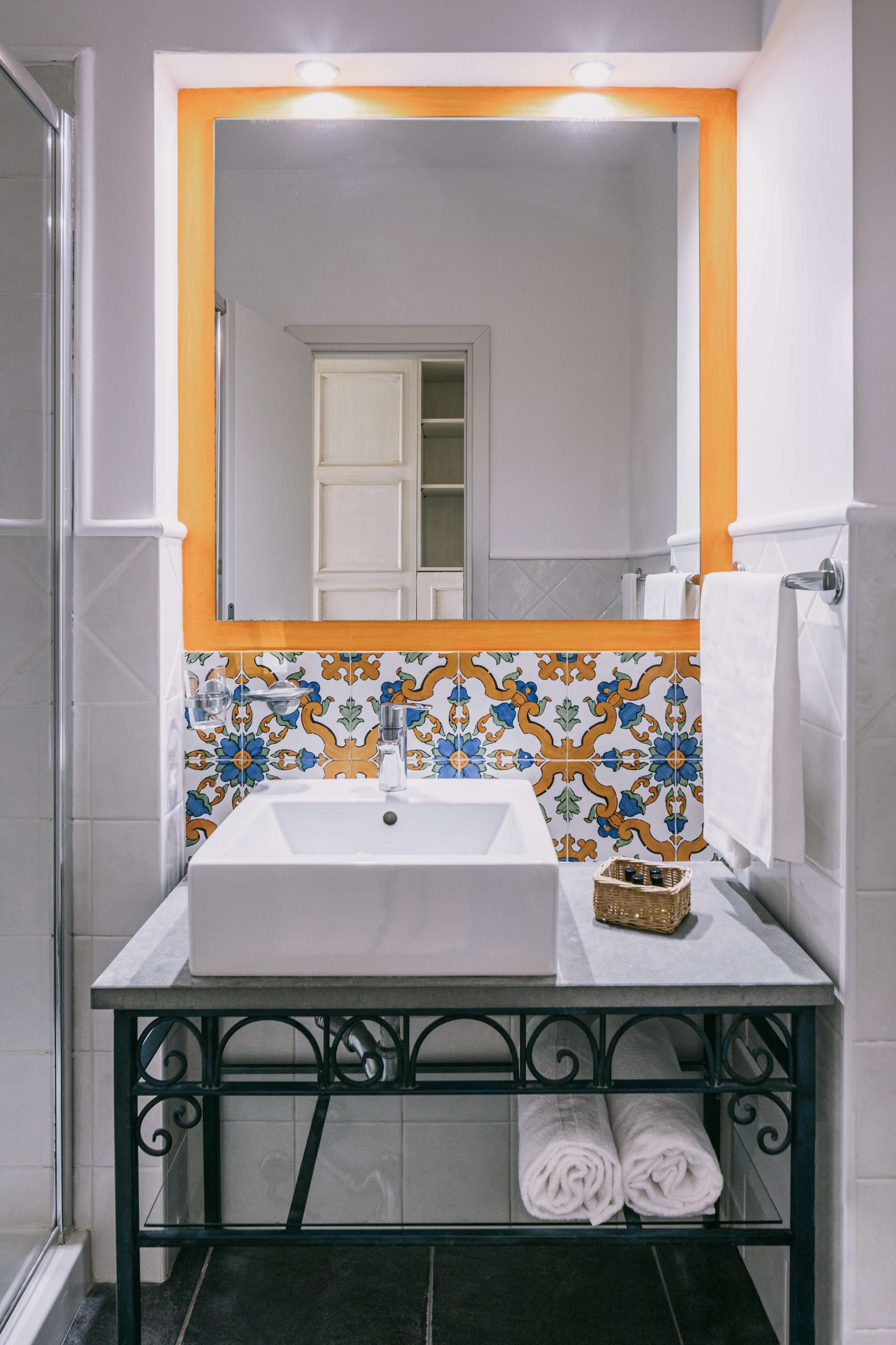 shower, free toiletries, hair dryer, bidet