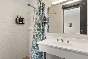 Queen Room | Bathroom
