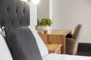 Rom – standard, 1 queensize-seng | Skrivebord, blendingsgardiner, strykejern/-brett og barnesenger