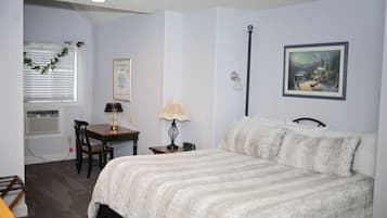 Luxury Suite, King Bed, Jetted Tub | Premium bedding, desk, iron/ironing board, free WiFi