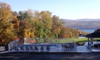 Una piscina al aire libre de temporada