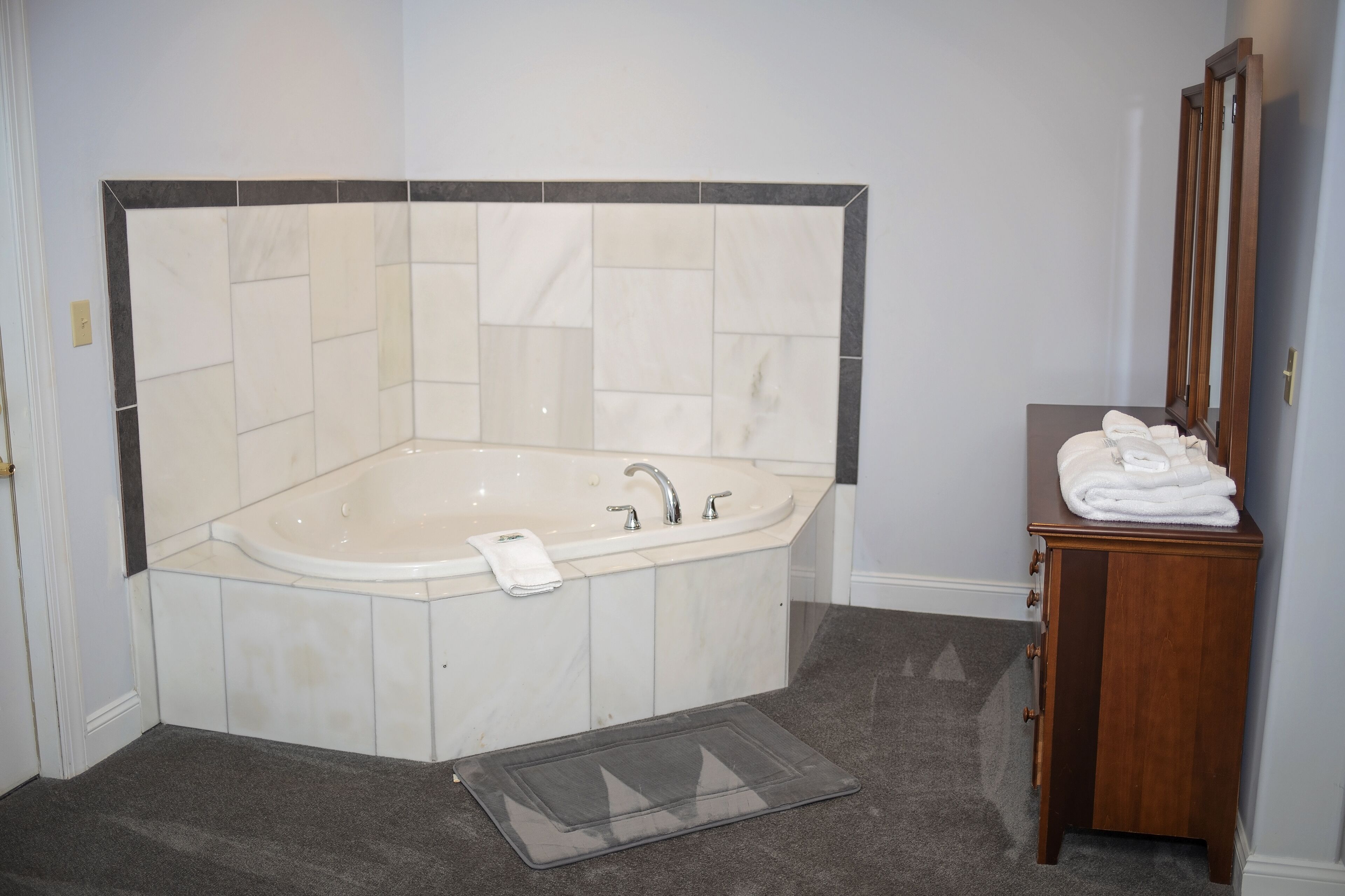 Luxury Suite, King Bed, Jetted Tub | Premium bedding, desk, iron/ironing board, WiFi (free)