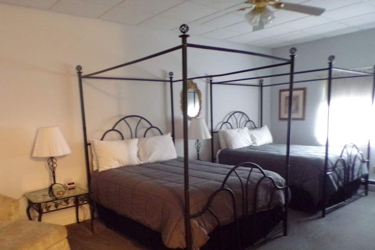 Suite de lujo, 2 camas Queen size | Ropa de cama de alta calidad y escritorio