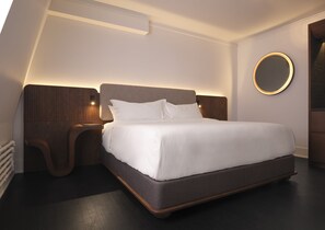 Room 1 Queen Bed