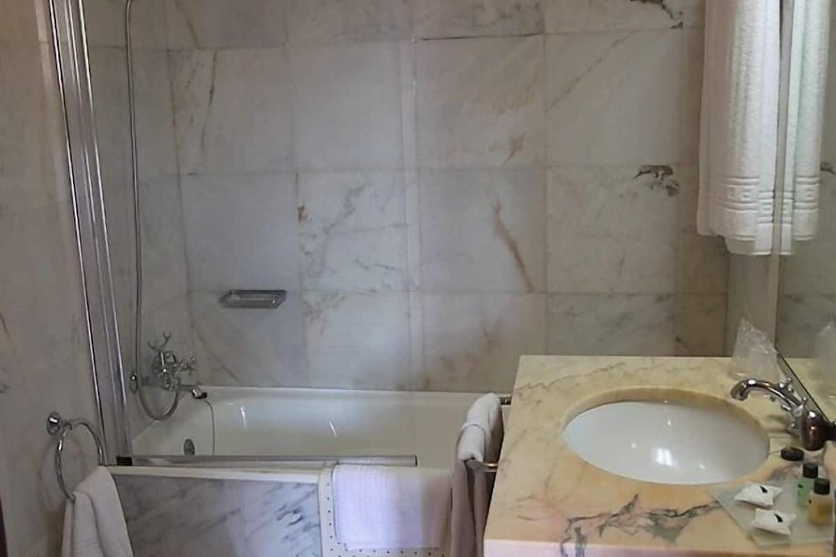 family double or twin room | bathroom amenities | combined shower/bathtub, free toiletries, hair dryer, bidet