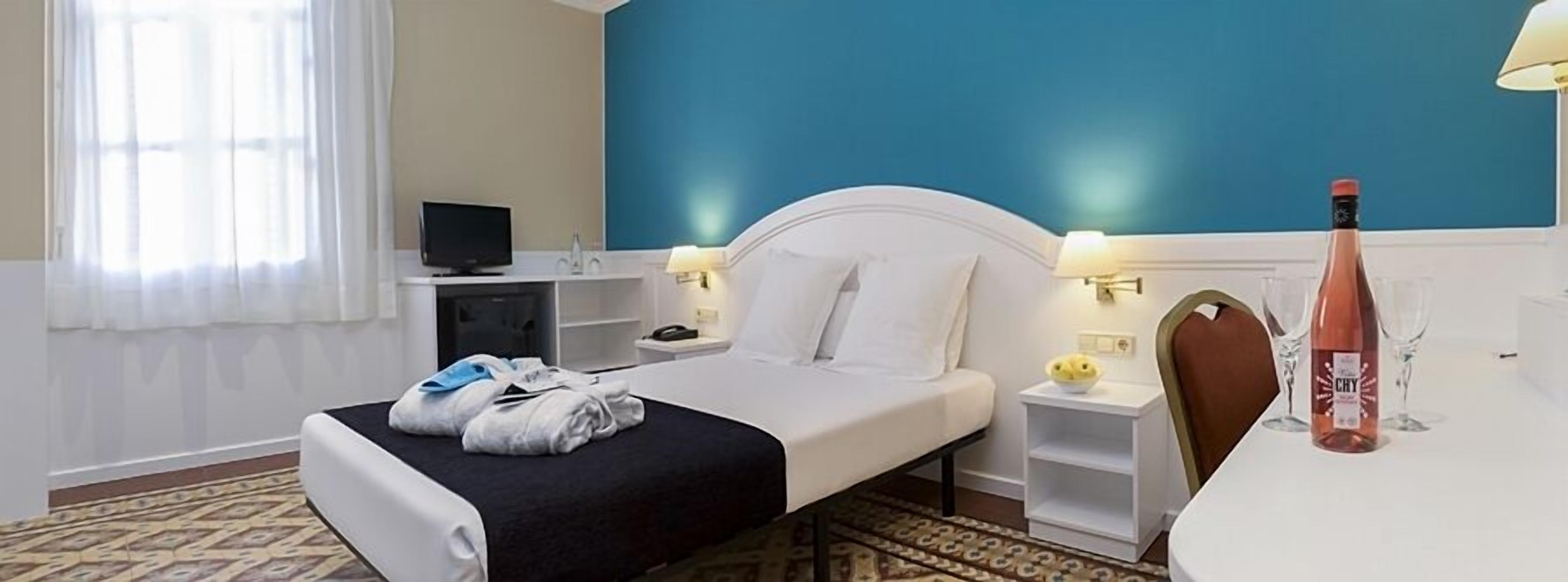 Minibar, in-room safe, desk, WiFi (free)