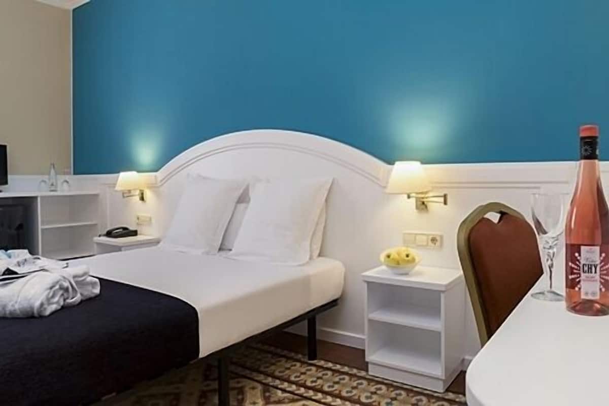 Minibar, in-room safe, desk, WiFi (free)