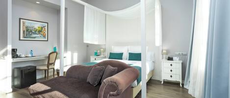 Ein modernes Schlafzimmer mit einem Himmelbett, einem Schreibtisch und einem Stuhl.