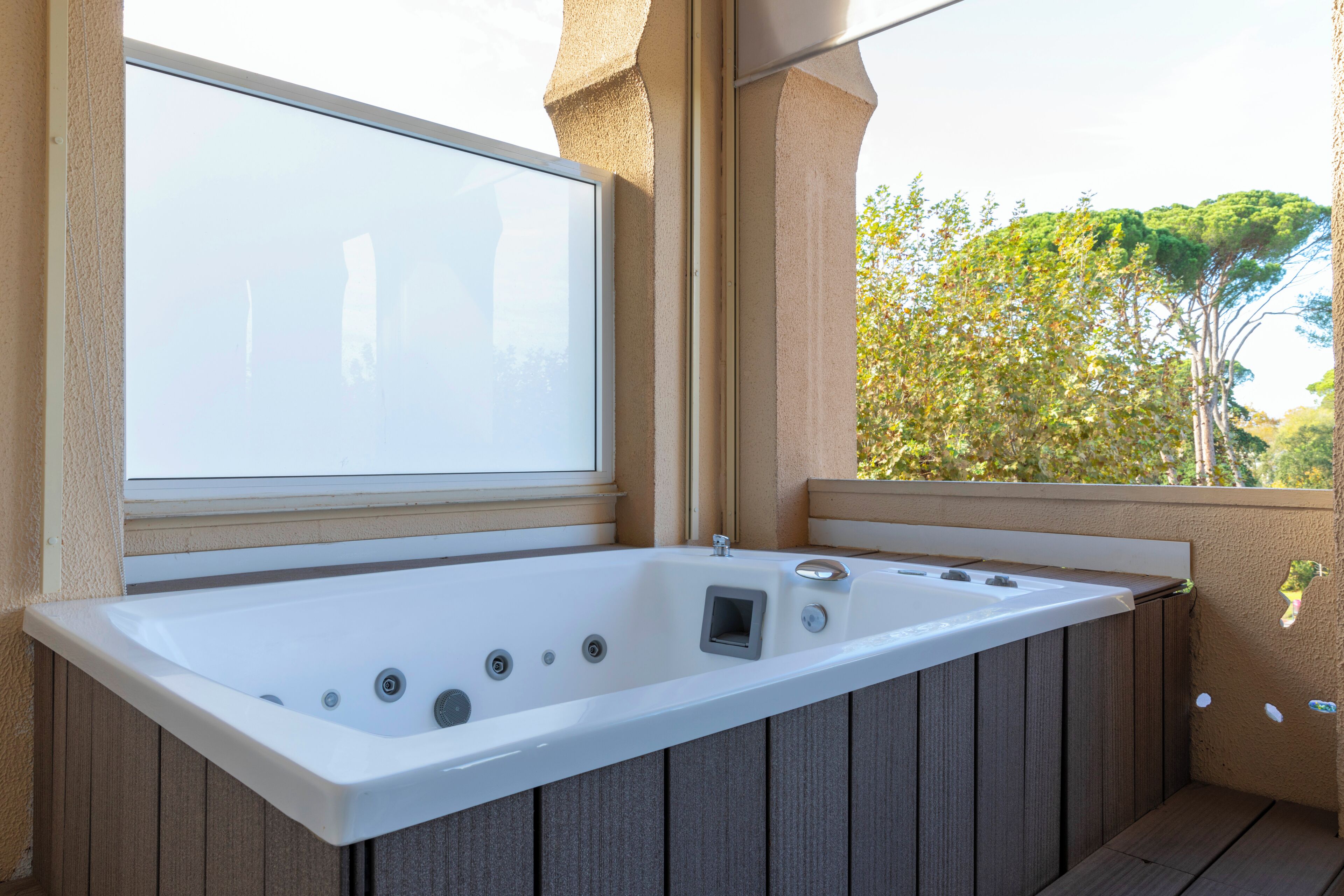 Suite junior | Baño | Ducha y bañera combinadas y artículos de higiene personal gratuitos