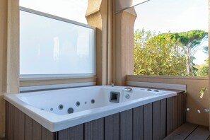 Suite junior | Baño | Tina con regadera, amenidades de baño gratuitas, secadora de cabello