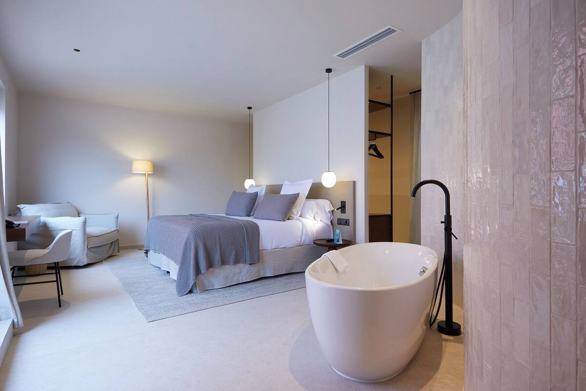 junior suite | 1 bedroom, minibar, in-room safe, desk