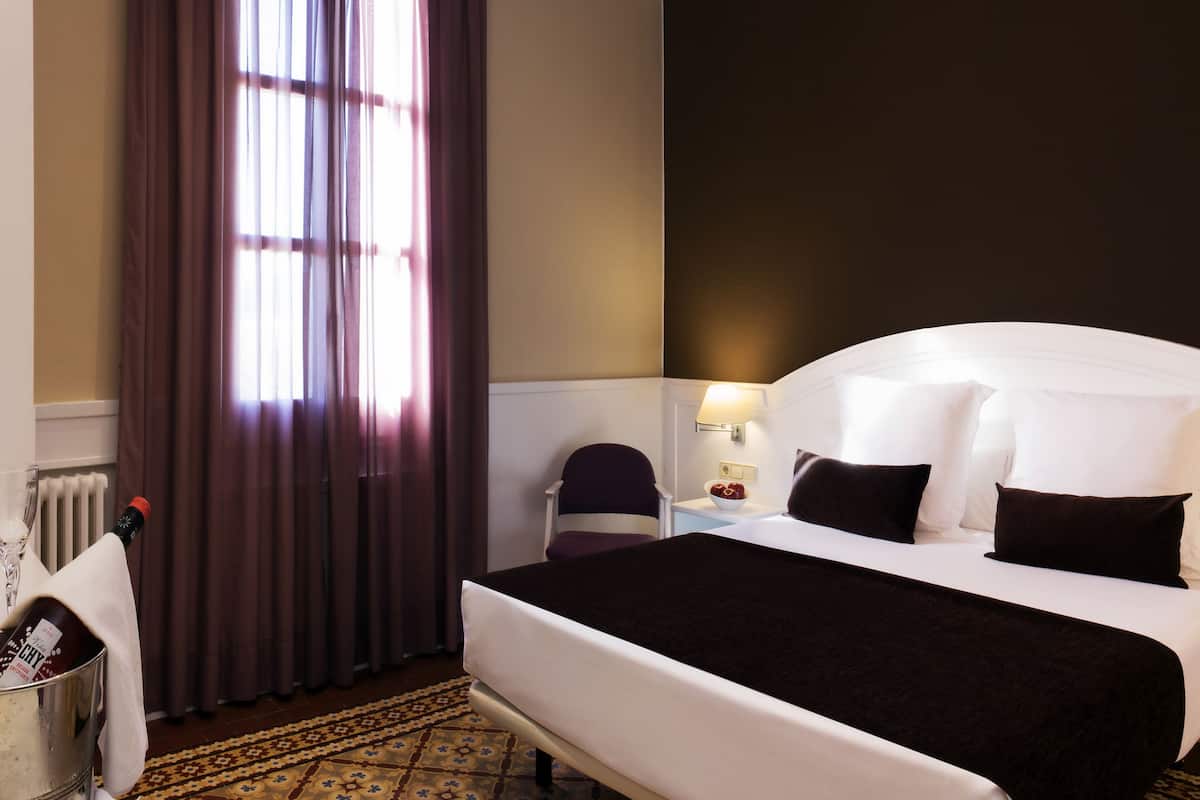 Double Room, Garden View | 1 bilik tidur, bar mini, peti besi dalam bilik, meja