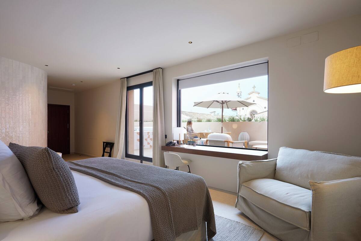 junior suite | 1 bedroom, minibar, in-room safe, desk