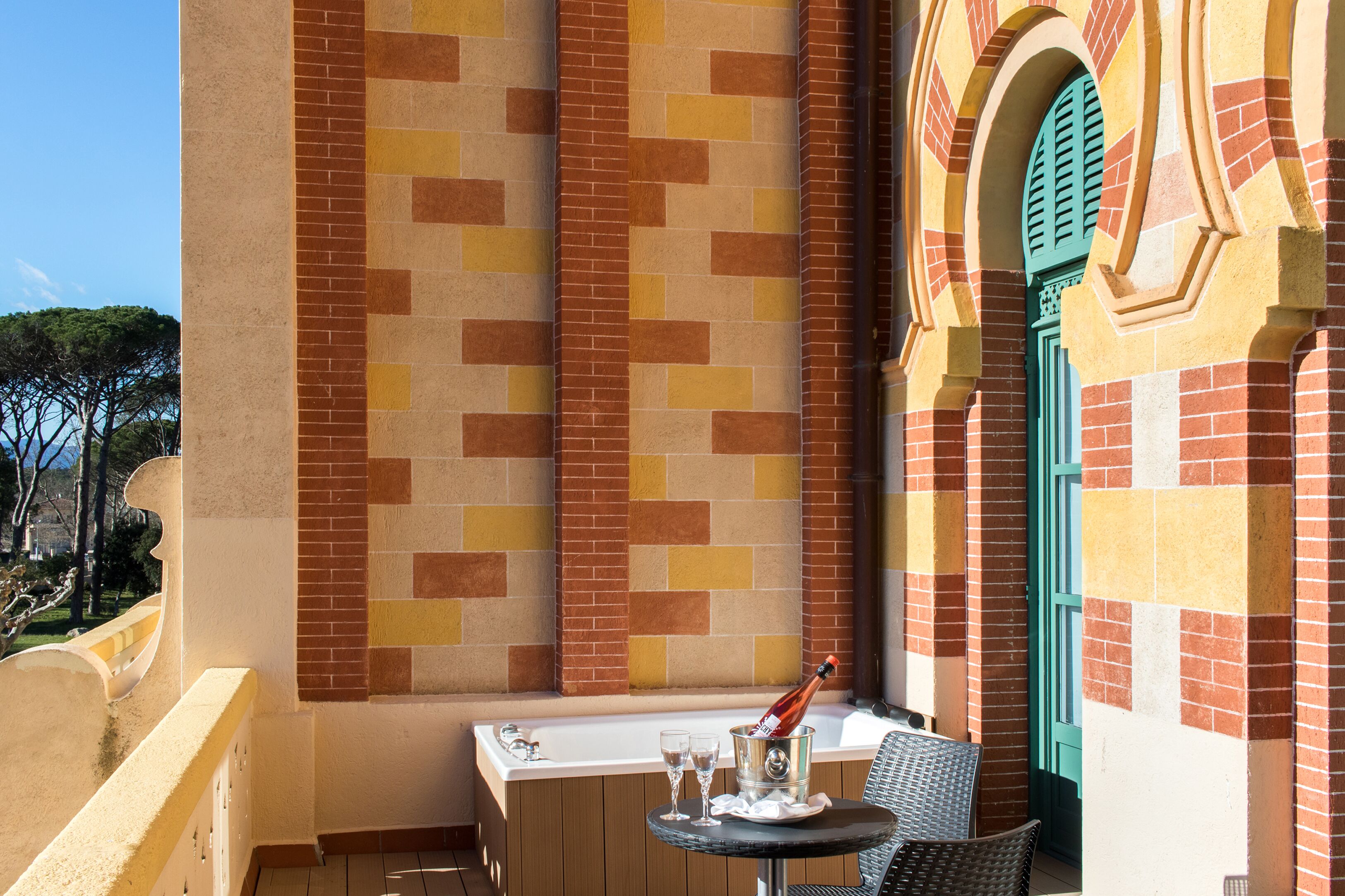 junior suite | 1 bedroom, minibar, in-room safe, desk