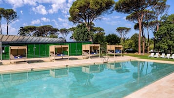 Een seizoensgebonden buitenzwembad