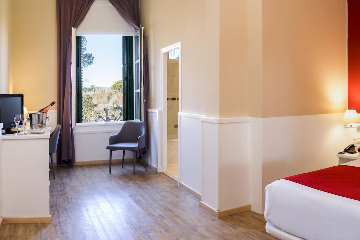 Premium Room, Garden View | 1 bilik tidur, bar mini, peti besi dalam bilik, meja