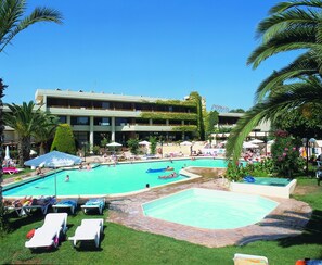 Piscina externa, guarda-sóis, espreguiçadeiras