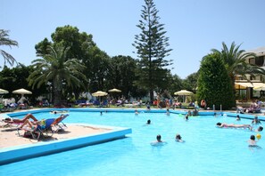 Outdoor pool, pool umbrellas, pool loungers - Kalithea Sun & Sky (Rhodes)