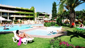 Outdoor pool, pool umbrellas, sun loungers - Kalithea Sun & Sky (Rhodes)