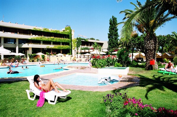 Piscina externa, guarda-sóis, espreguiçadeiras