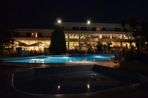 Fachada da propriedade à noite