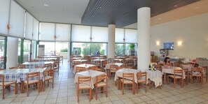 Petit déjeuner, déjeuner et dîner servis sur place