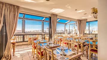 Desayuno buffet todos los días (con cargo)
