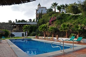 Hồ bơi ngoài trời