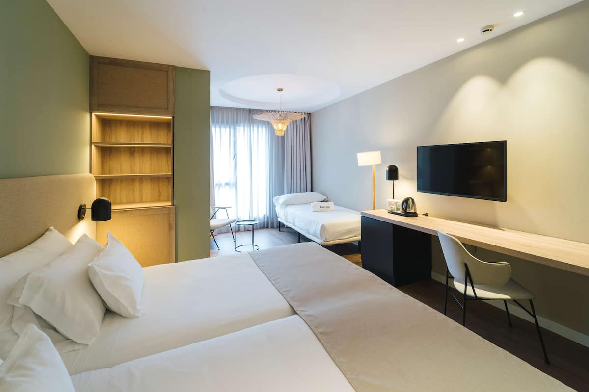 Ropa de cama de alta calidad, colchones con efecto memoria y minibar