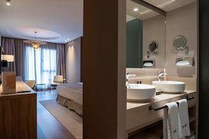 Superior-Zimmer | Hochwertige Bettwaren, Betten mit Memory-Foam-Matratzen, Minibar