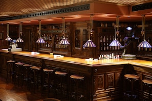 4 bars, pub