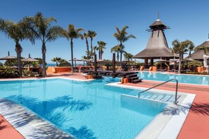 室内游泳池，5 室外游泳池，池畔遮阳伞，日光浴躺椅