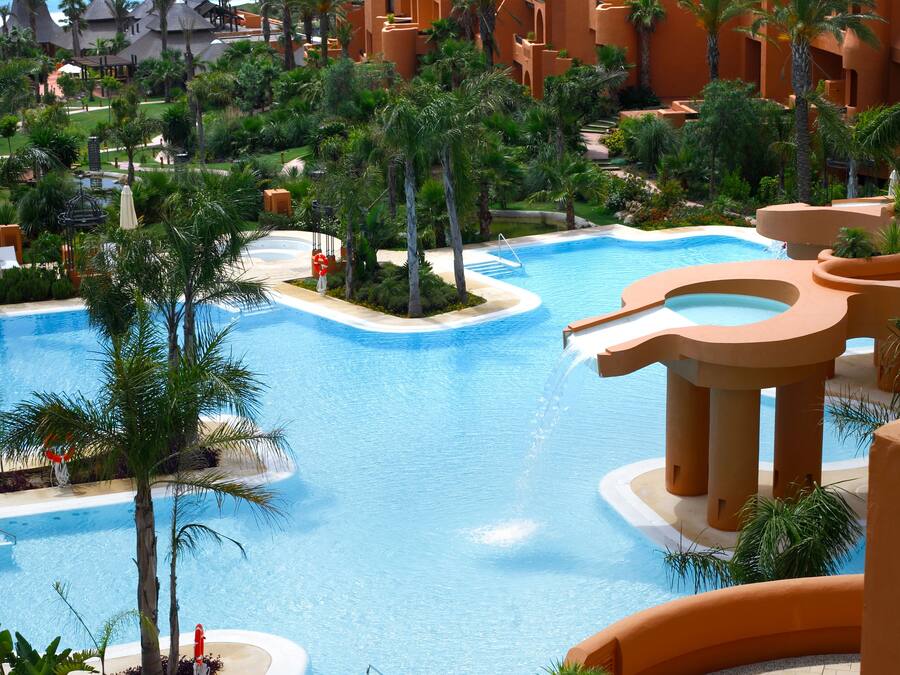 Alberca techada, 5 albercas al aire libre y sombrillas en la alberca