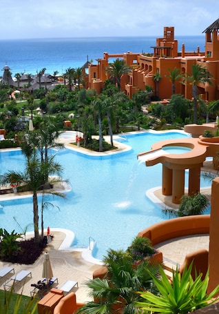 Una piscina techada, 5 piscinas al aire libre, sombrillas. Royal Hideaway Sancti Petri