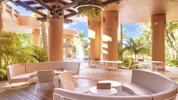 4 من البارات/الاستراحات، 2 من البارات على حمام السباحة