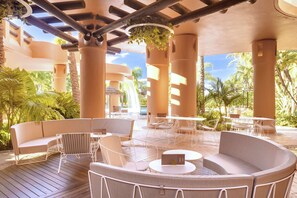 4 bares, 2 bares junto a la piscina y 3 bares en la playa