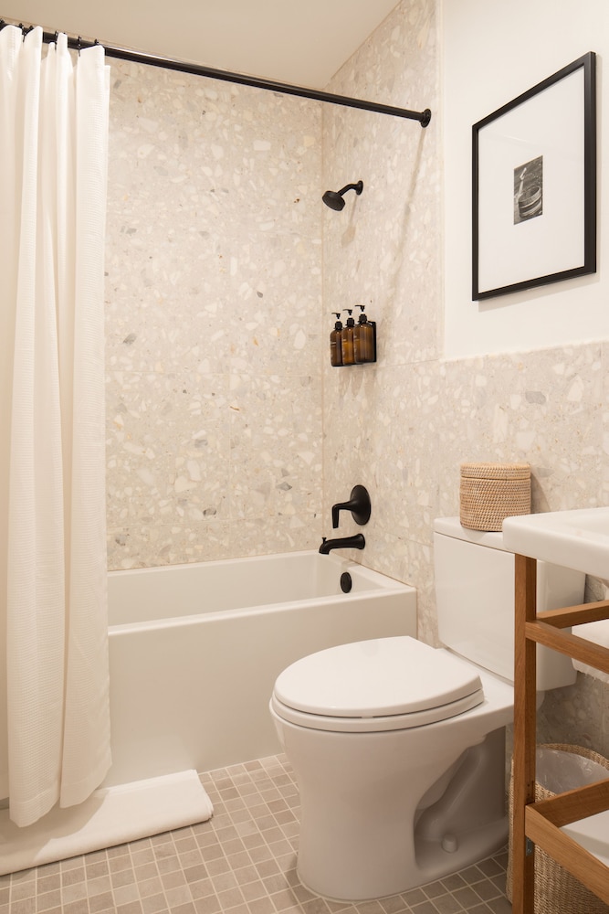 The Pearl Hotel by null