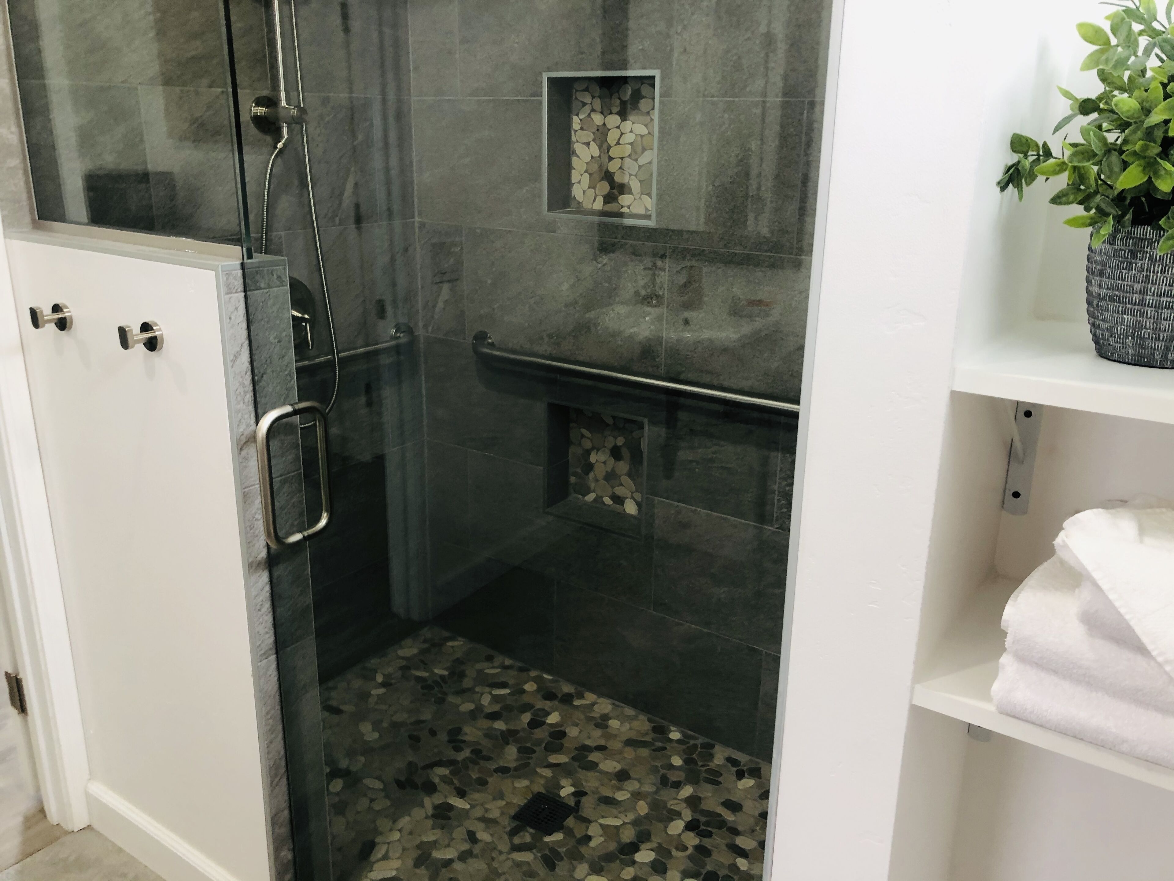 Suite studio | Salle de bain | Douche, douche cascade, articles de toilette (gratuits)