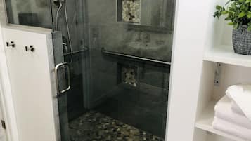 Studio Suite (Pet Friendly) | Bathroom | Shower, rainfall showerhead, free toiletries, hair dryer